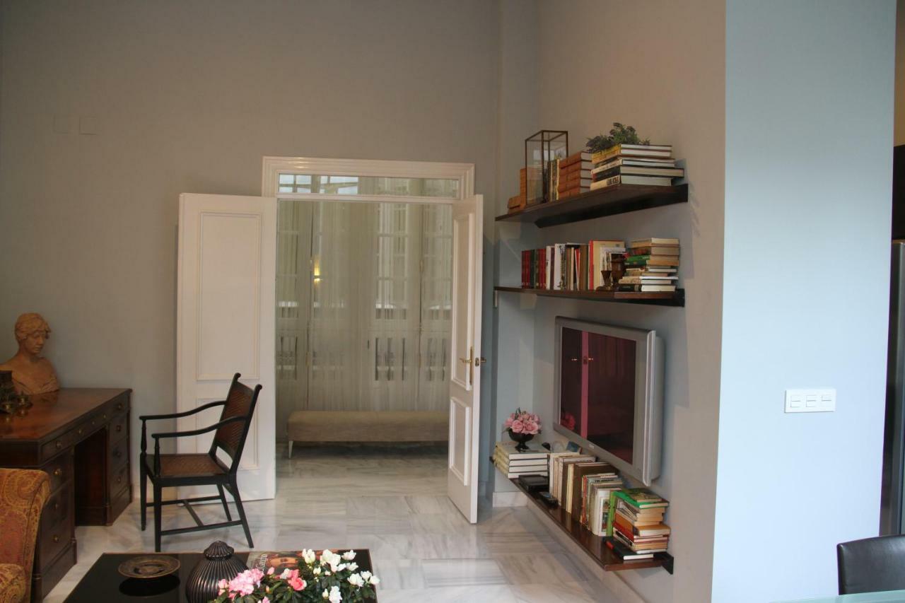 Luxurious 2 Bedroom Flat In A Historic Building Севилья Экстерьер фото