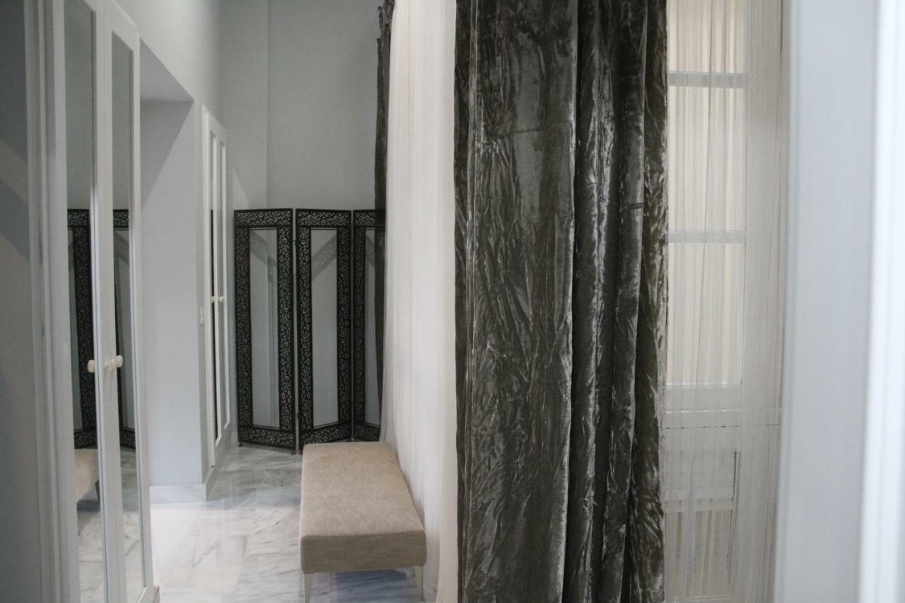 Luxurious 2 Bedroom Flat In A Historic Building Севилья Экстерьер фото